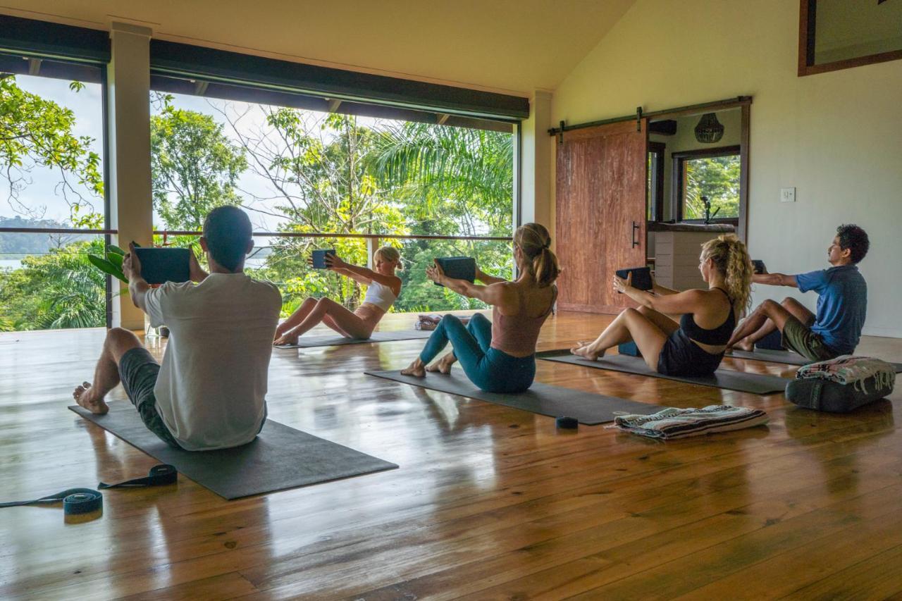 Roam Yoga & Wellness Lodge 보카스 타운 외부 사진
