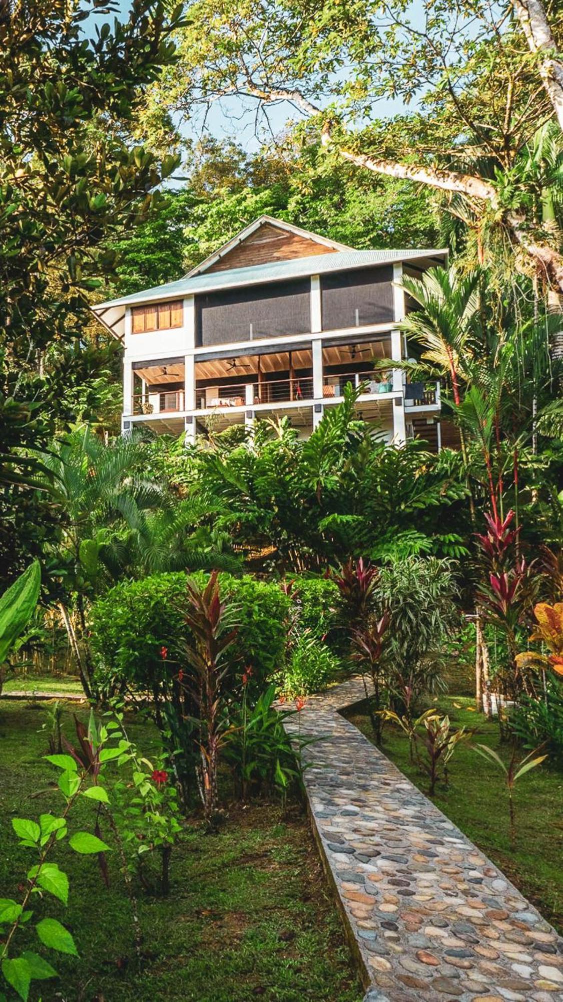 Roam Yoga & Wellness Lodge 보카스 타운 외부 사진