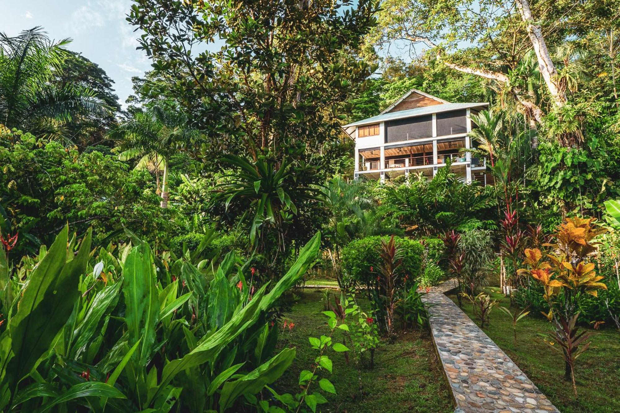Roam Yoga & Wellness Lodge 보카스 타운 외부 사진